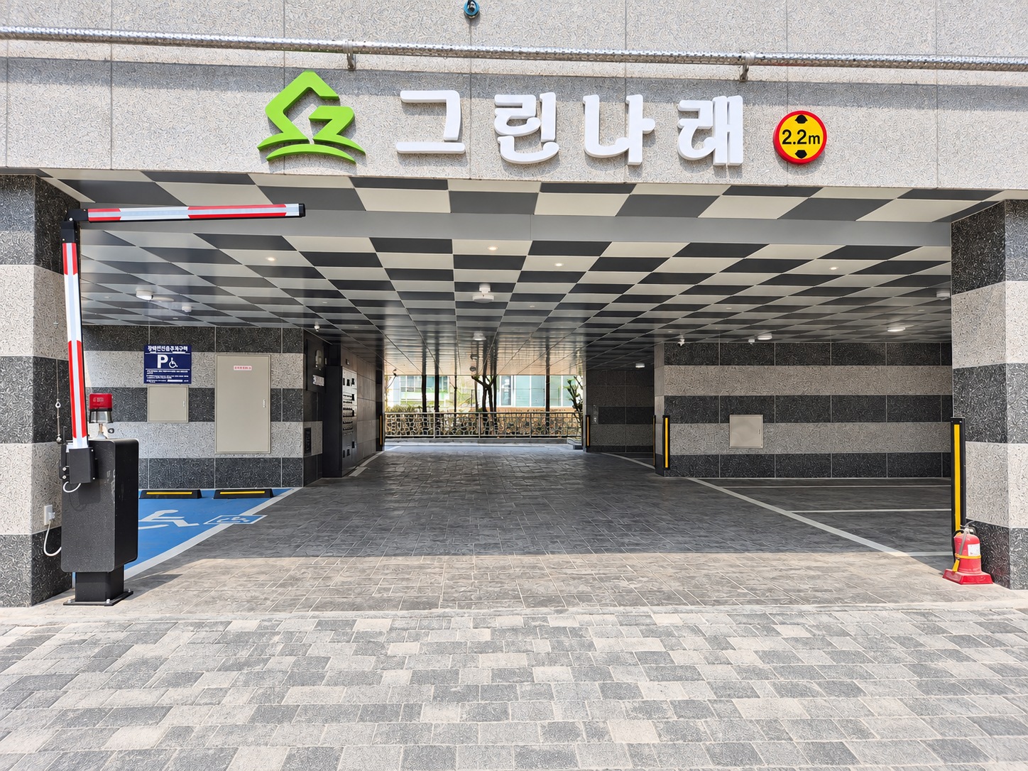 07_간판과주차입구_20260326_123236.jpg